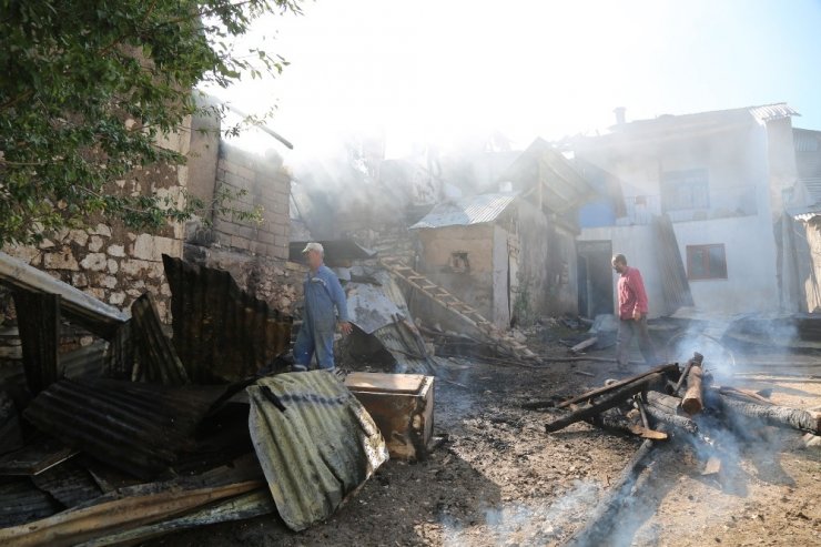 Tunceli’de ev yangını 2’si kullanılamaz hale geldi, 1’inde hasar oluştu