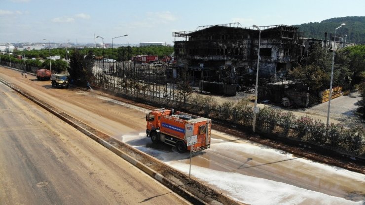Tuzla’da fabrika yangınının ardından temizlik çalışmaları başladı
