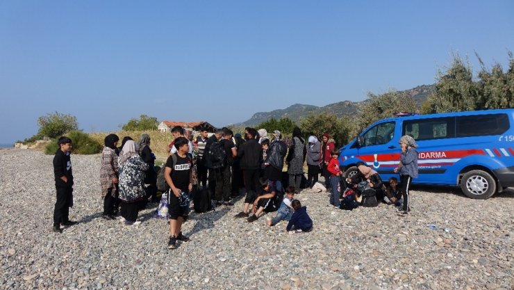Lastik bot battı, 39 düzensiz göçmen ölümden döndü