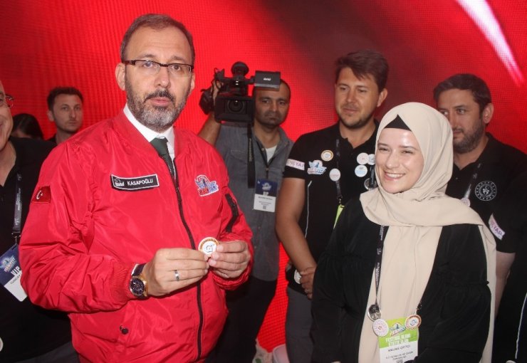 Bakan Kasapoğlu TEKNOFEST’te gençlerle bir araya geldi