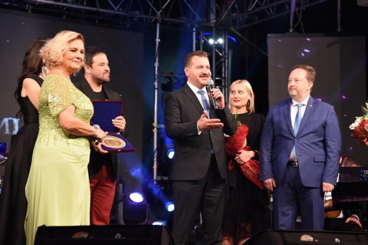 Müşerref Akay, Karesilileri coşturdu