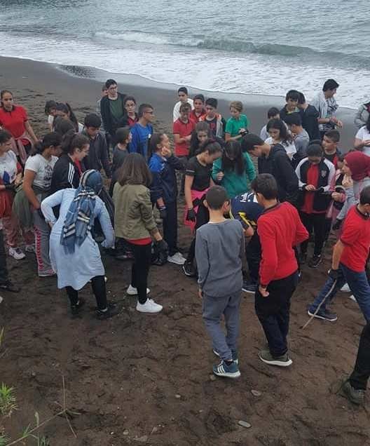 Öğrenciler kumsalda çöp topladı