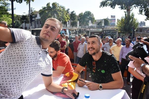Yeni Malatyaspor'da futbolcular taraftarlarla buluştu