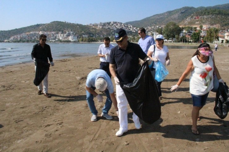 Finike sahilinden 350 kilo çöp toplandı