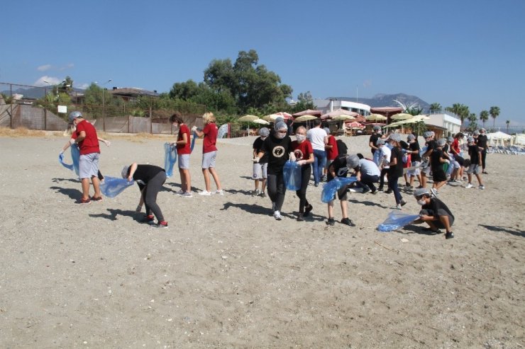 Alanya’da çocuklar sahil temizliği yaparak, çevre kirliliğine dikkat çekti