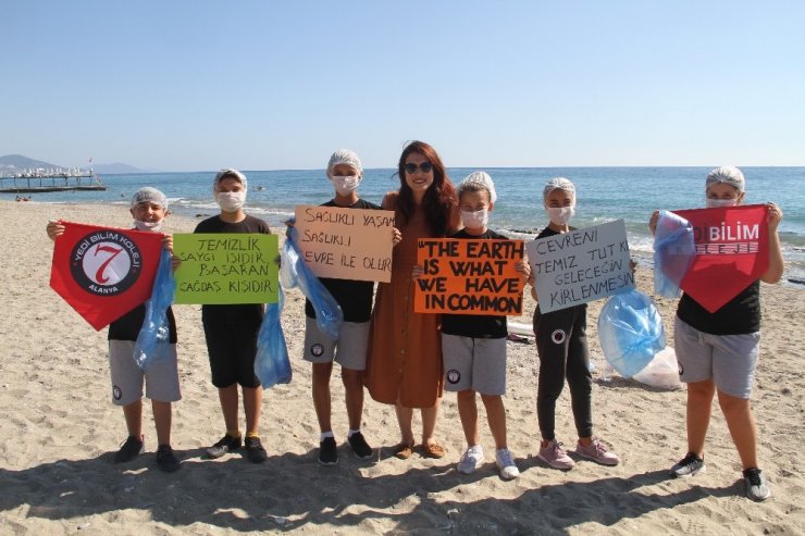 Alanya’da çocuklar sahil temizliği yaparak, çevre kirliliğine dikkat çekti