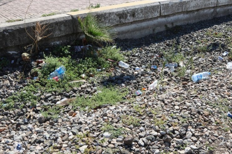 Dünya Temizlik Günü’nde Akhisarlılar çöp topladı
