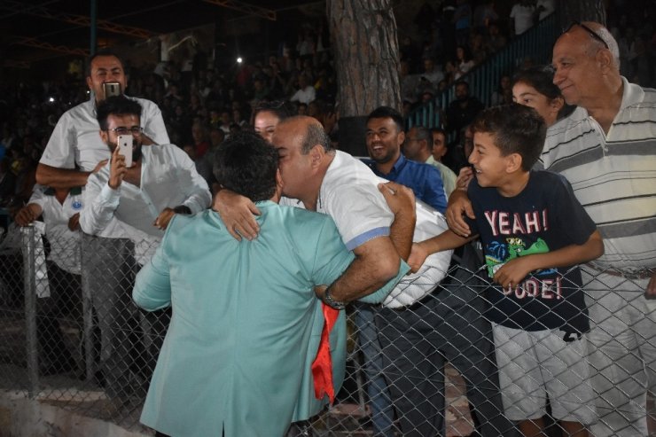 Hatay’ın Yayladağı ilçesinde vatandaşlar Bülent Serttaş konseriyle coştular