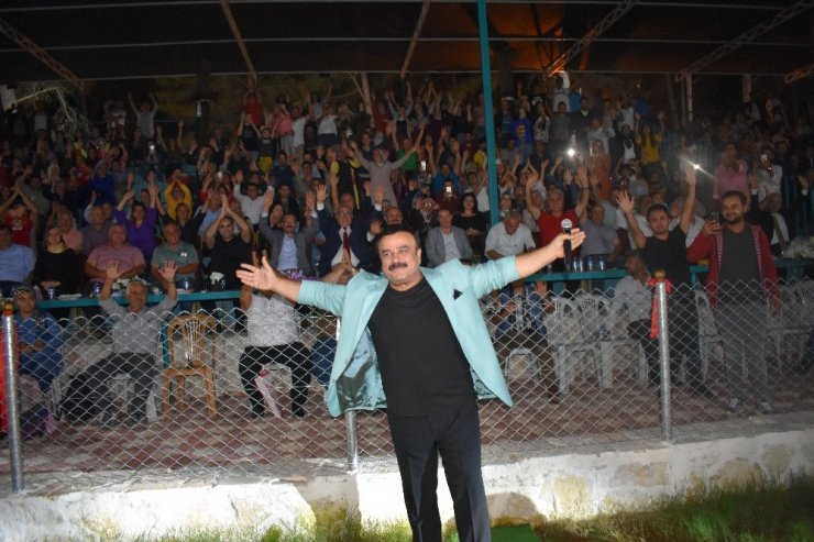 Hatay’ın Yayladağı ilçesinde vatandaşlar Bülent Serttaş konseriyle coştular