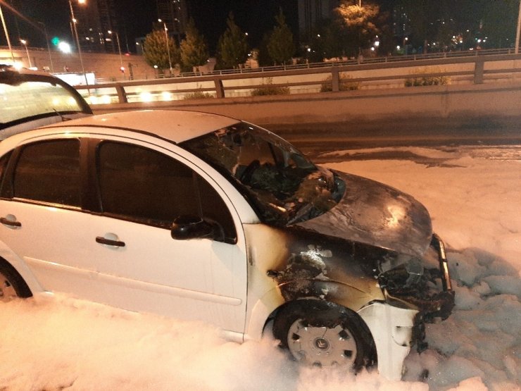 Ankara’da seyir halindeki otomobil yandı