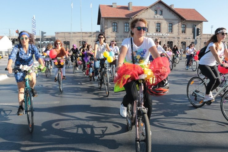 Süslü Kadınlar bisikletle şehir turu attı