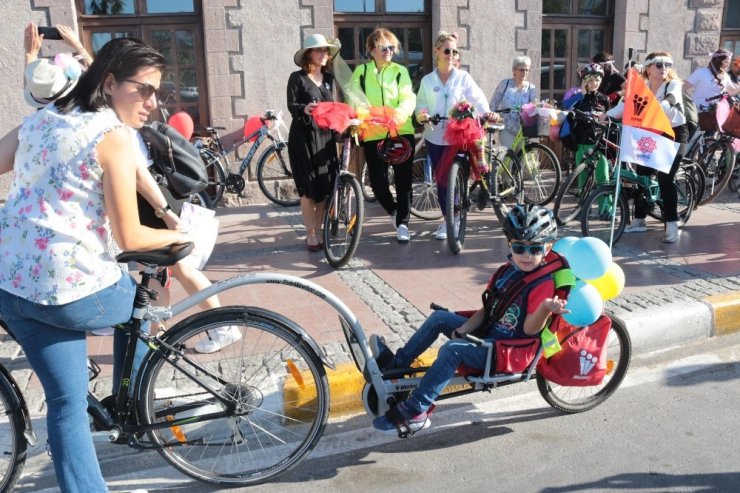 Süslü Kadınlar bisikletle şehir turu attı