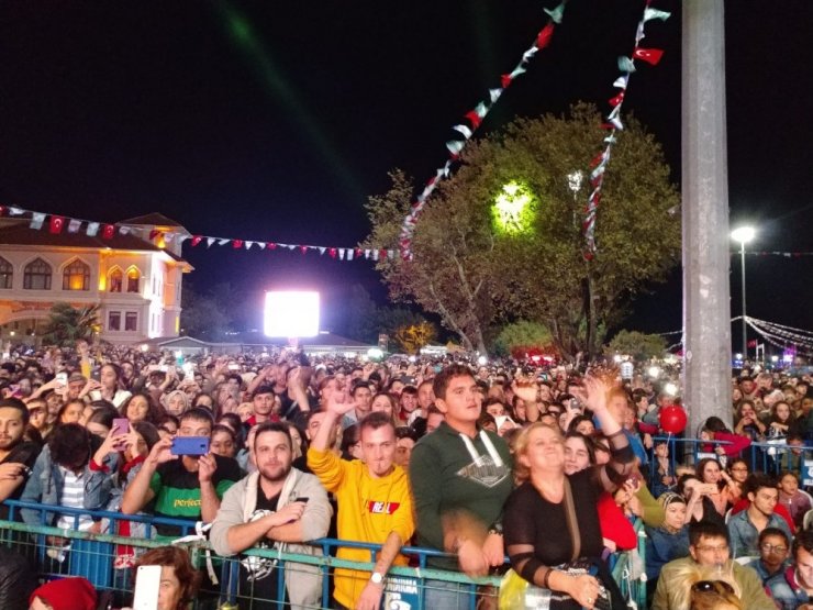 Bandırma’da Haluk Levent rüzgârı