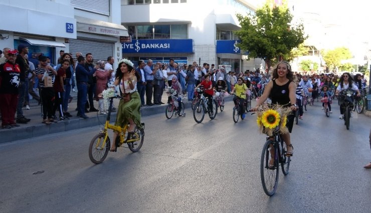 Elazığ’da süslü kadınlar bisiklet turu