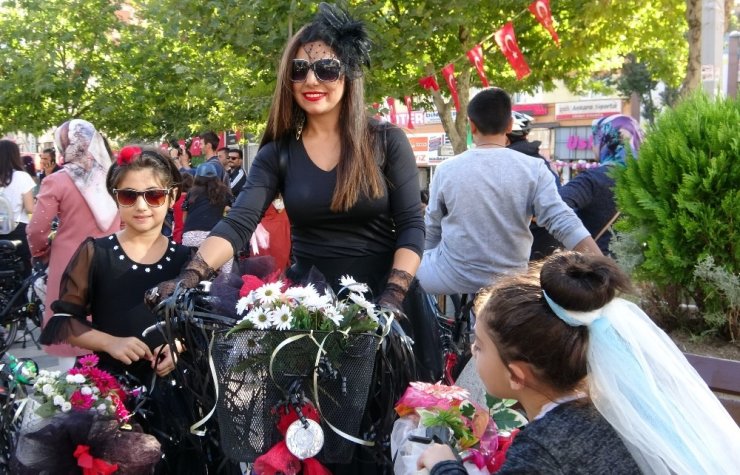 Elazığ’da süslü kadınlar bisiklet turu