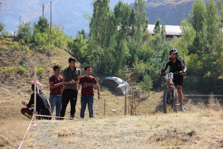 Hakkari’de “Uluslar arası Dağ Bisikleti Yarışması” düzenlendi