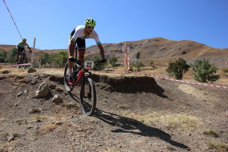 Hakkari’de “Uluslar arası Dağ Bisikleti Yarışması” düzenlendi
