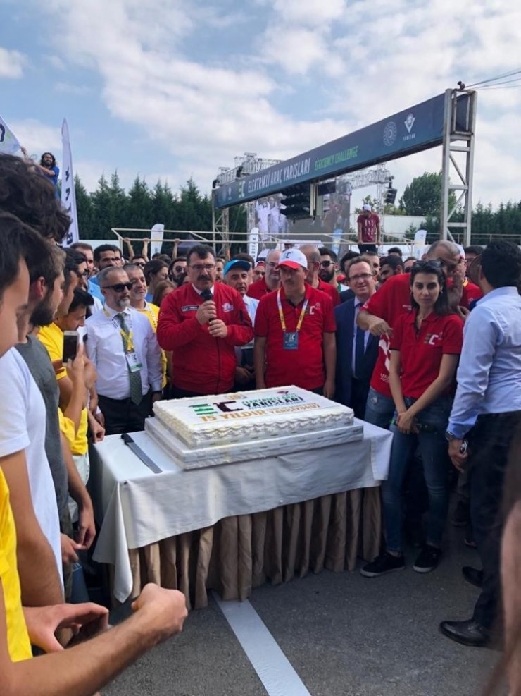 ISUBÜ’nün elektromobili ‘Davraz’, İstanbul TEKNOFEST finallerinde yarıştı