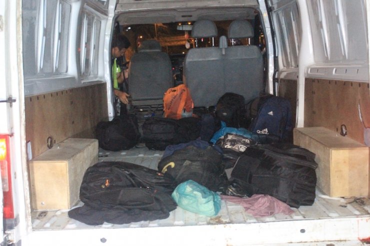 Kaçak göçmenler polisi görünce otoyolda dağılıp kaçtılar