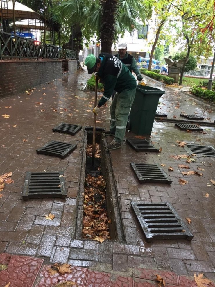 Kocaeli’de aşırı yağışlara karşı mazgallar temizleniyor