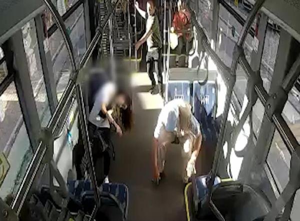 Otobüste bayılan yolcuyu, sürücü hastaneye götürdü