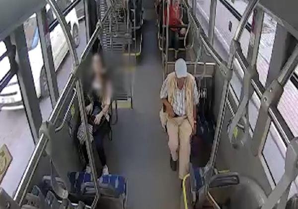 Otobüste bayılan yolcuyu, sürücü hastaneye götürdü