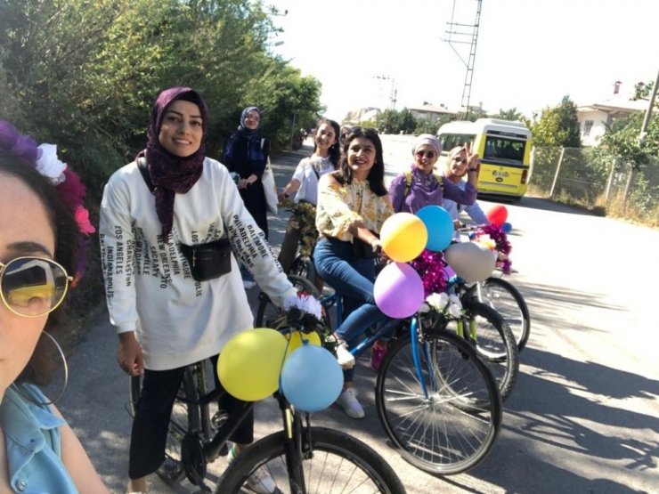 Vanlı kadınlar ’süslü kadınlar bisiklet turu’ için pedal çevirdi