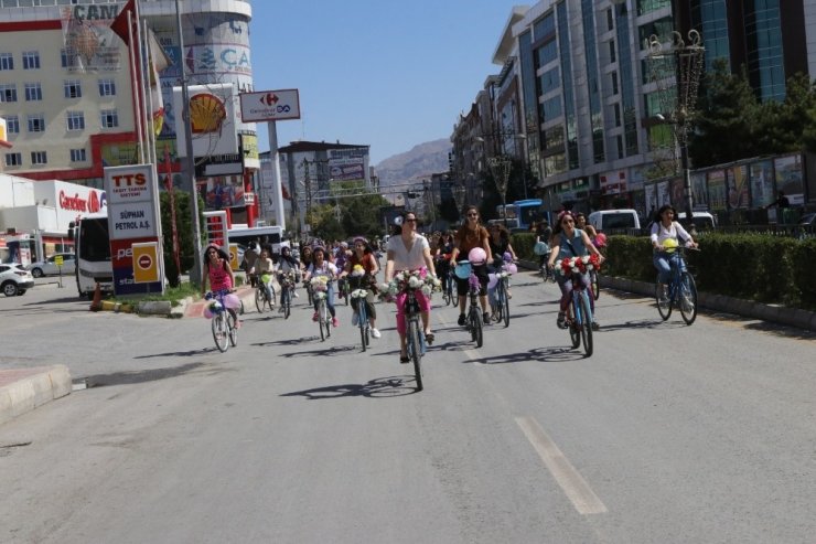 Vanlı kadınlar ’süslü kadınlar bisiklet turu’ için pedal çevirdi