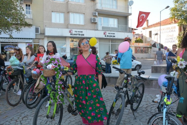 Süslü Kadınlar Bisiklet Turu Bergama’da renkli görüntülere sahne oldu