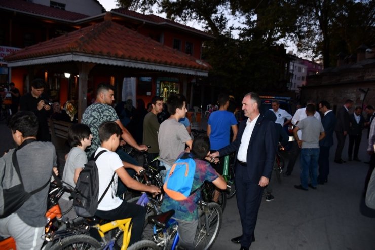 Başkan Taban bisiklet sürücülerine kask hediye etti