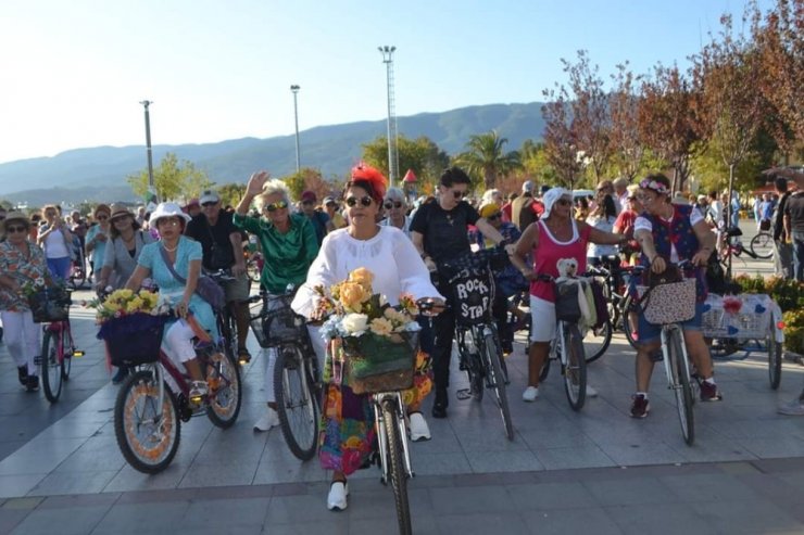 Edremit’te ’Süslü Kadınlar Bisiklet Tur’u caddeleri renklendirdi