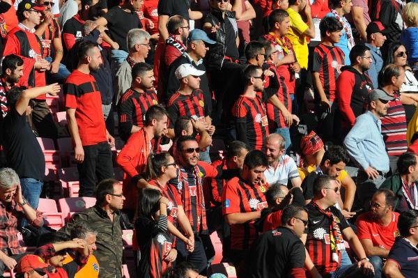 Eskişehirspor taraftar desteğiyle kazandı, maçı 8 bin kişi izledi