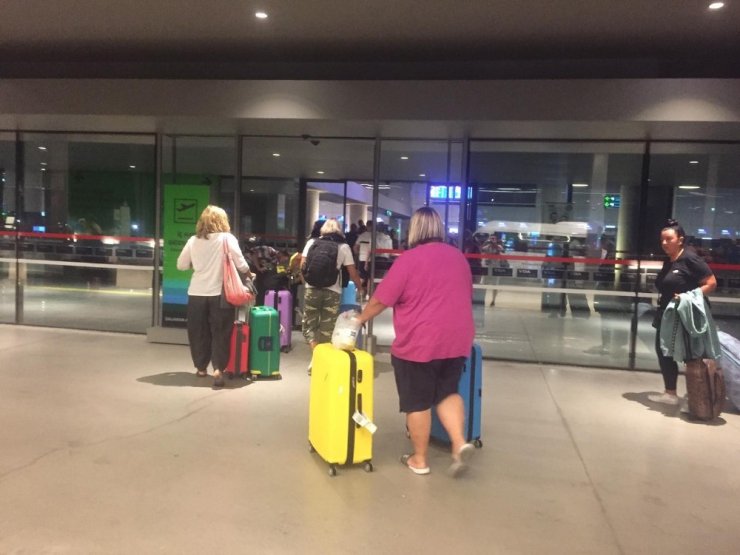 Firmaları iflas eden İngiliz turistler gönderilen uçakla ülkelerine dönüyor