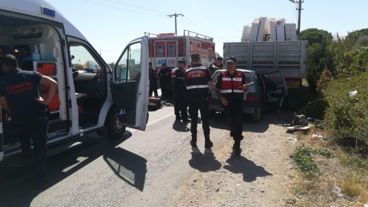 İzmir’de bir otomobil mermer yüklü tıra çarptı: 1 ölü