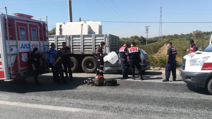 İzmir’de bir otomobil mermer yüklü tıra çarptı: 1 ölü