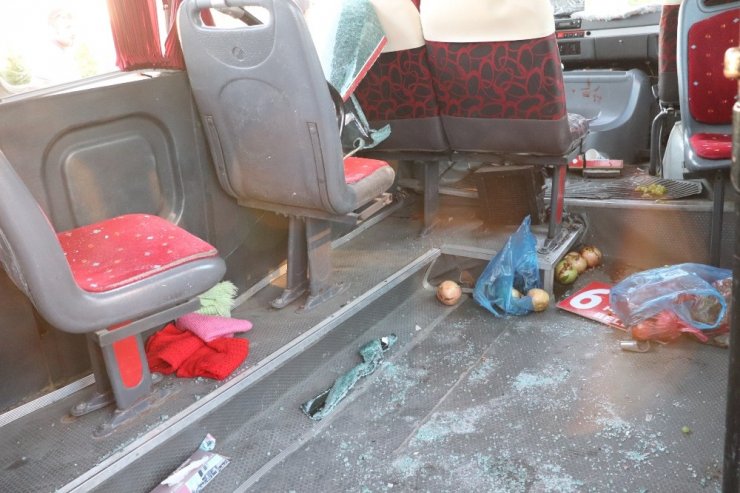 Karaman’da iki minibüs çarpıştı: 15 yaralı