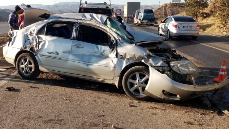 Kırıkkale’de 1 kamyon ve 2 otomobil çarpıştı: 3 yaralı