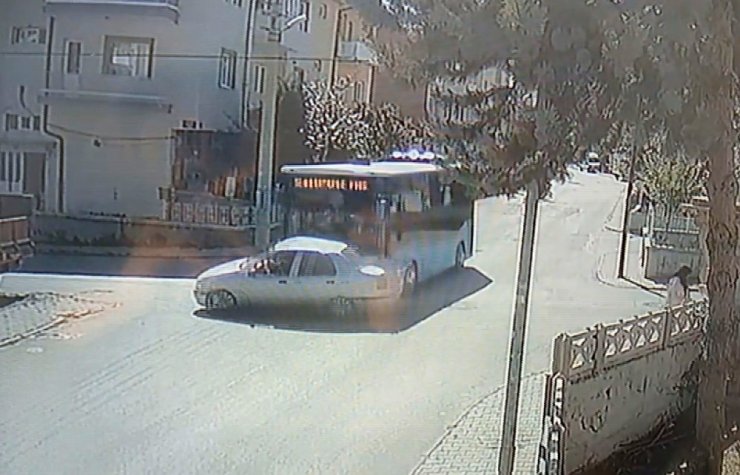 Halk otobüsünün otomobille çarpışma anı kamerada