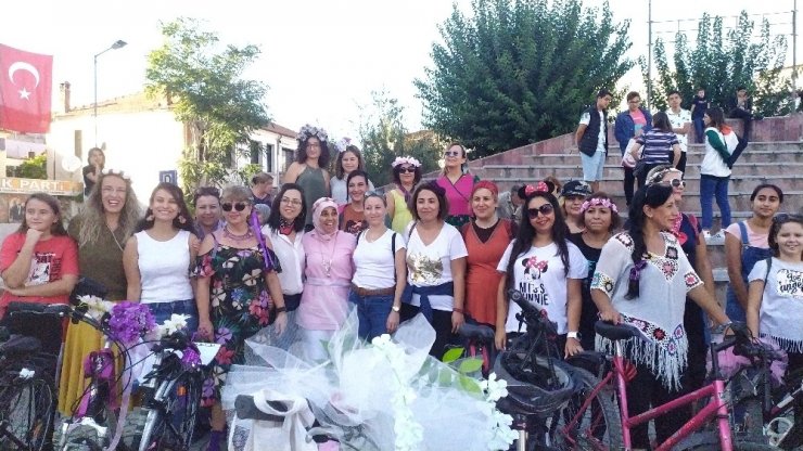 Süslü Kadınlar Bisiklet Turu Bergama’da renkli görüntülere sahne oldu