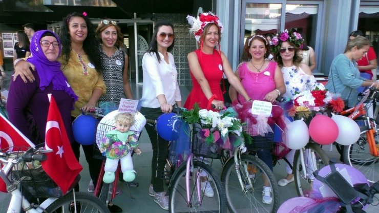 Nazilli’de süslü kadınlar bisiklet turu düzenledi