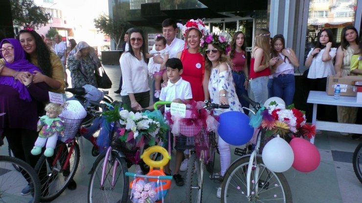 Nazilli’de süslü kadınlar bisiklet turu düzenledi