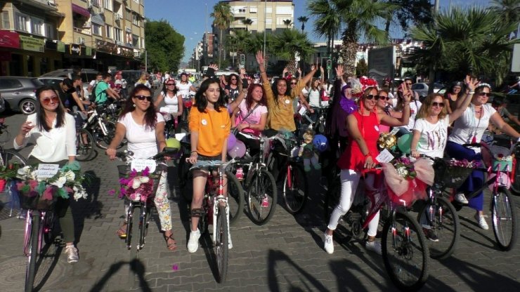 Nazilli’de süslü kadınlar bisiklet turu düzenledi
