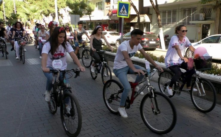 Nazilli’de süslü kadınlar bisiklet turu düzenledi