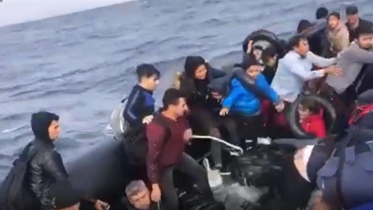 Mehmetçik’in dev dalgalar arasında göçmen kurtarma anı