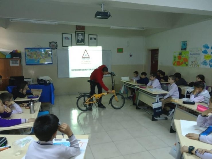 Öğrencilere trafikte bisiklet kullanımı eğitimi