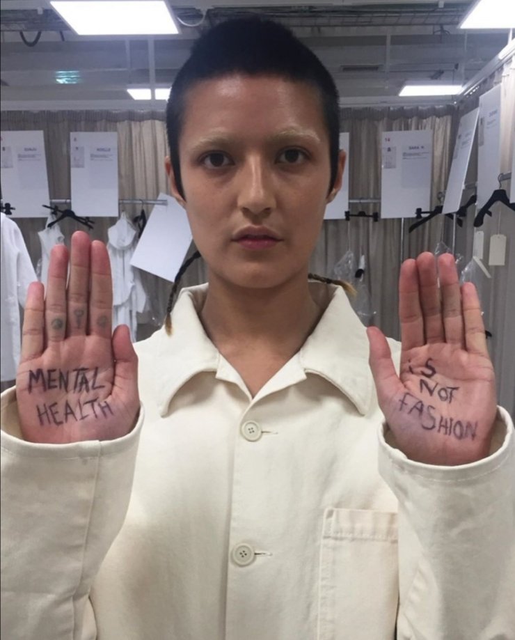 Gucci’nin deli gömleğini protesto eden modelden destekçilerine teşekkür