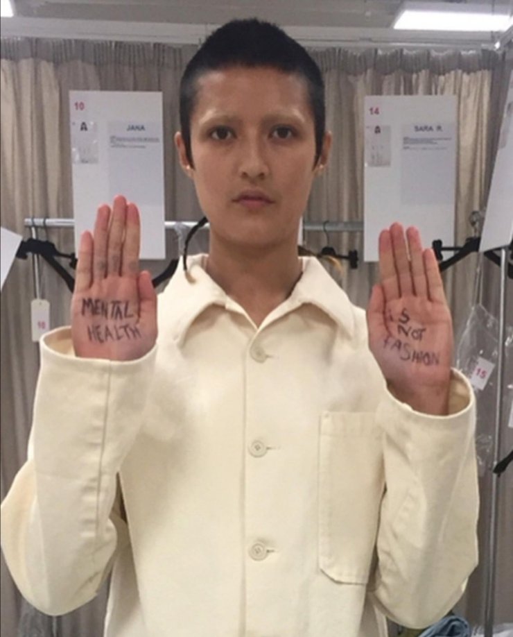 Gucci’nin deli gömleğini protesto eden modelden destekçilerine teşekkür