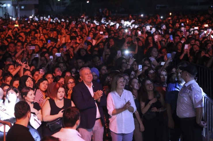 Üniversiteli gençler Emre Aydın ile coştu