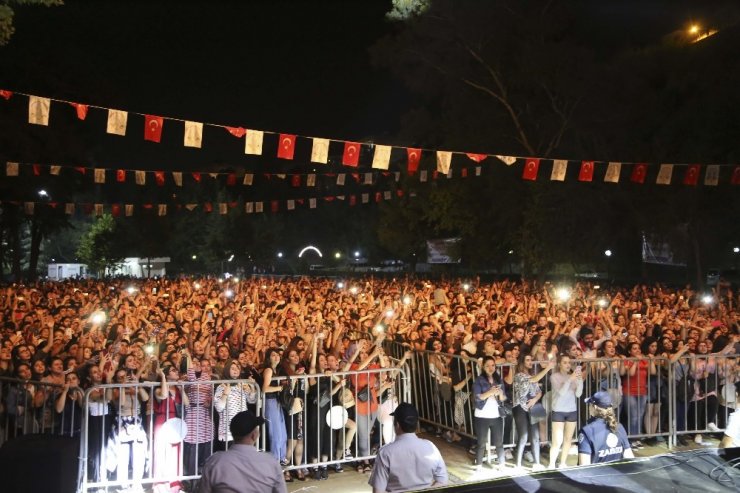 Üniversiteli gençler Emre Aydın ile coştu