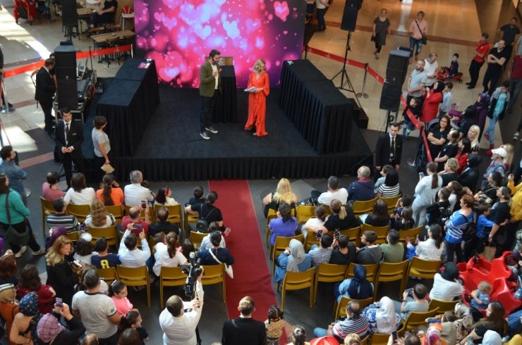 Emre Kınay, aileleri yarıştırdı